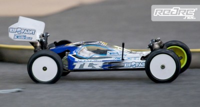Bloomfield wins with TLR22 on UK debut